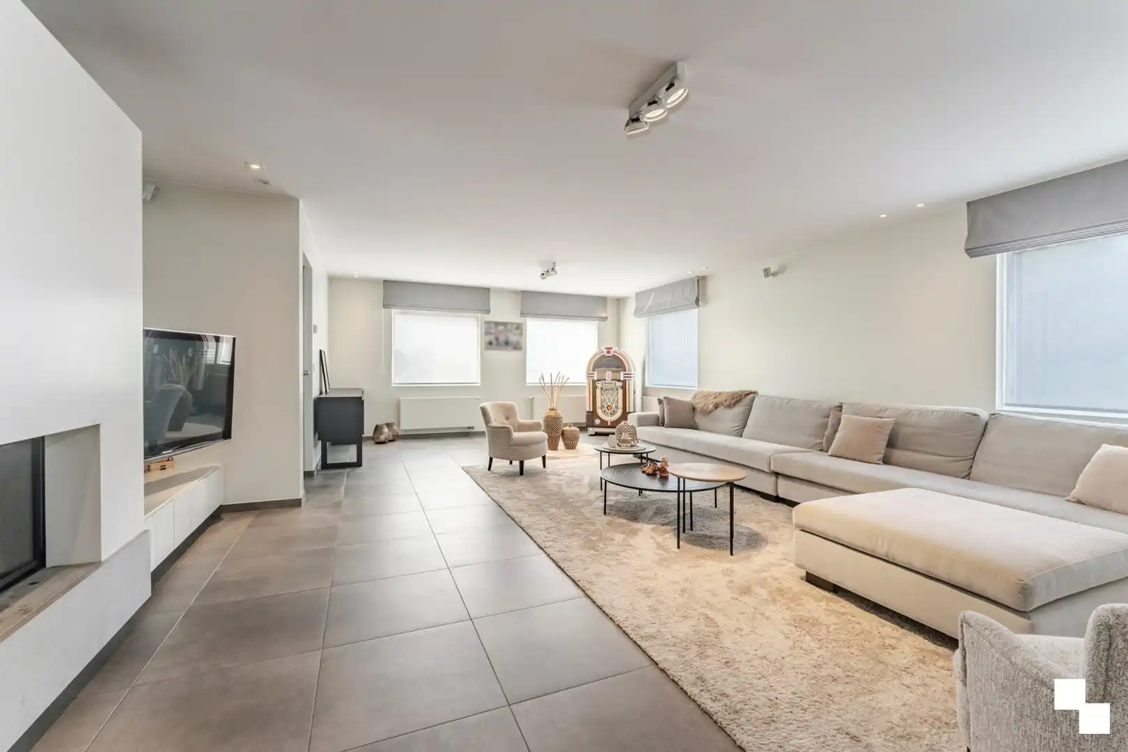 Veelzijdige eigendom met recente woning en heel wat opslagmogelijkheden te Lendelede foto 5