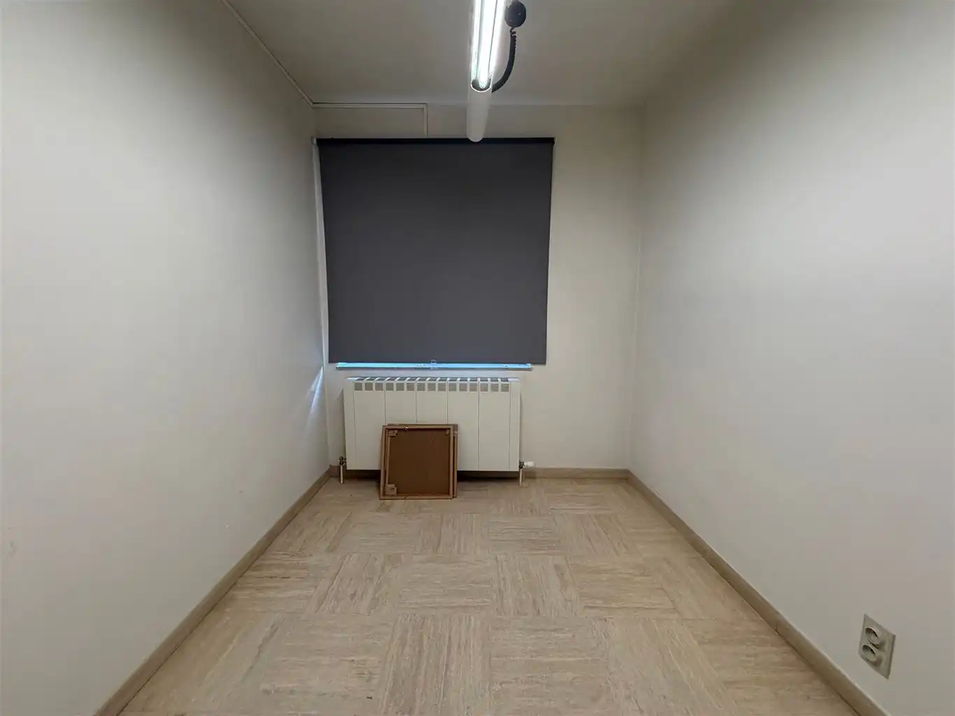 Instapklare kantoorruimte of praktijkruimte. Reeds voorzien van burelen en verlichtingsarmaturen vlakbij de Markt en de Hepperpoort. foto 13