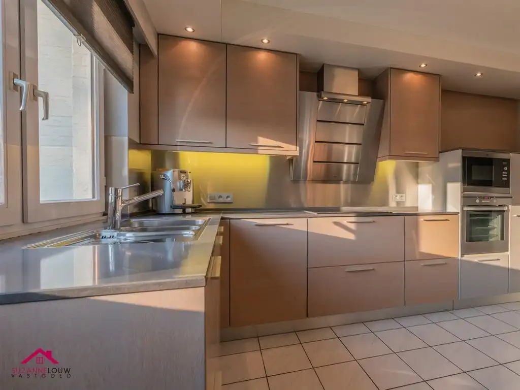 Zeer ruim appartement met 3 slaapkamers foto 9