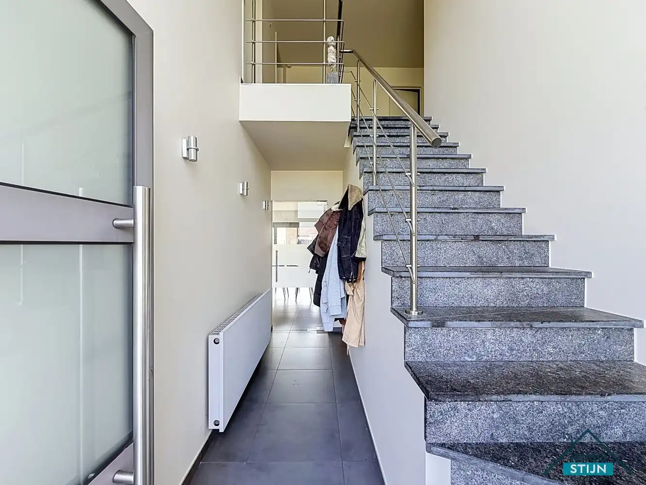 Recente instapklare woning met 4 slaapkamers en bijgebouw foto 2
