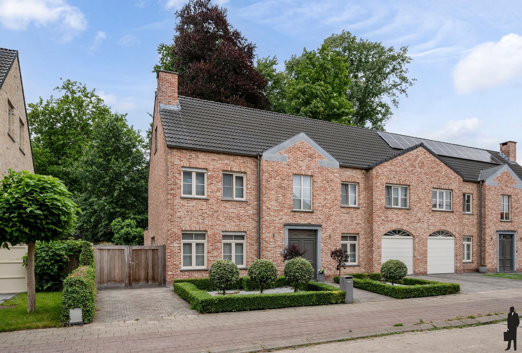 Verrassend instapklare ruime woning op centrale locatie te Brasschaat! foto {{pictureIndex}}