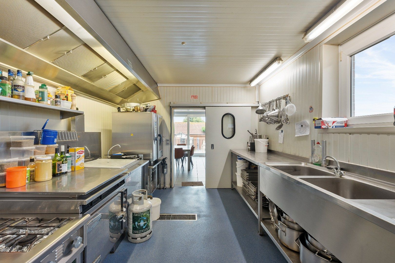 COMMERCIËLE HANDELSWOONST MET 3 SLPKS, GROTE GARAGE EN GUNSTIG EPC foto 8