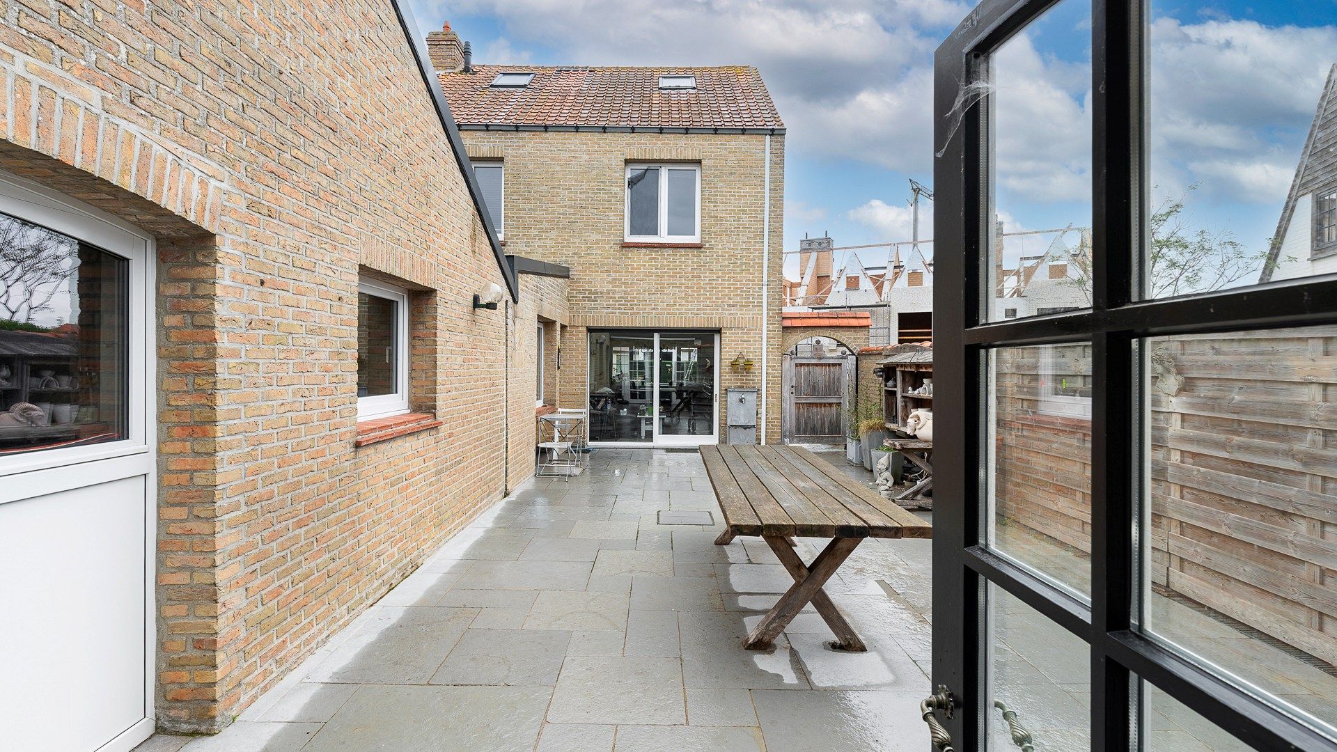 Woning met een leuke binnentuin en garage te Knokke foto 7