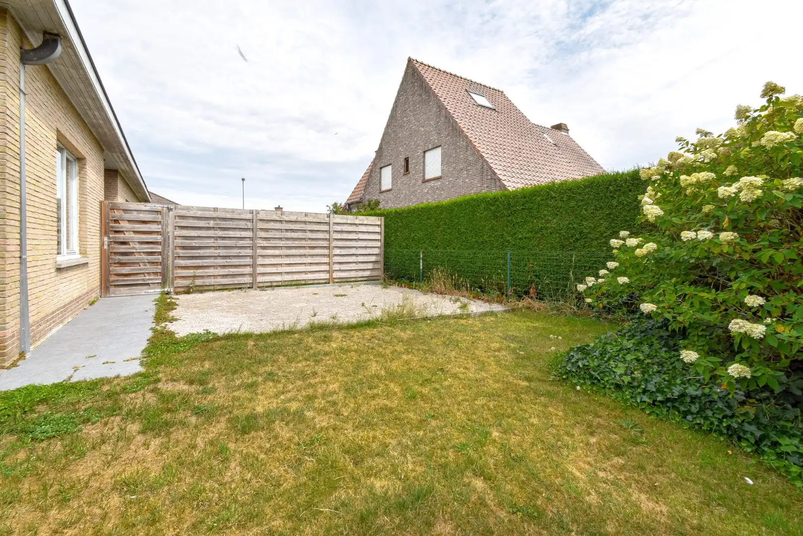 Ruime gezinswoning met grote tuin en 4 slaapkamers in  rustige woonwijk te Gistel foto 17