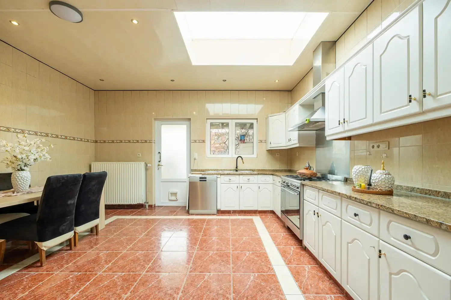 Ruime  op te frissen woning met 6 tot 8 slaapkamers en veelzijdige woonmogelijkheden foto 23