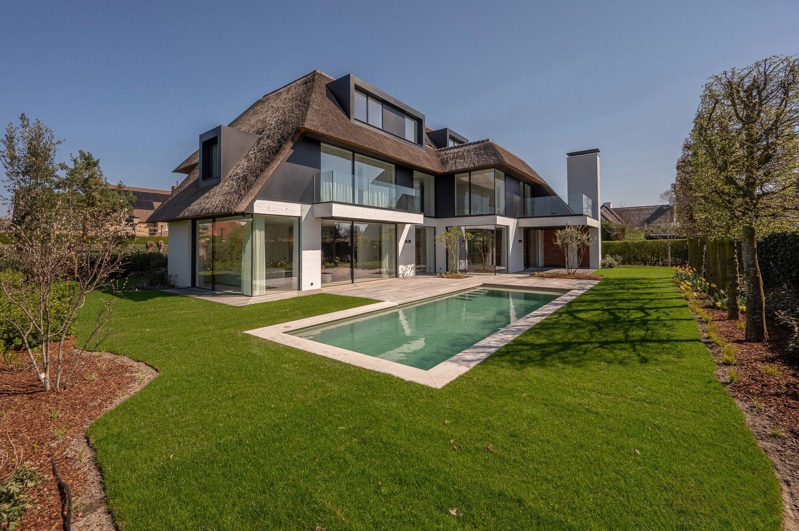 Uitzonderlijke luxueuze nieuwbouwvilla met zwembad in een residentiële buurt te Knokke foto {{pictureIndex}}