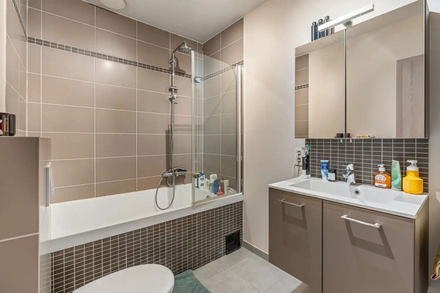 Gunstig gelegen appartement met ruim terras en autostaanplaats foto 7