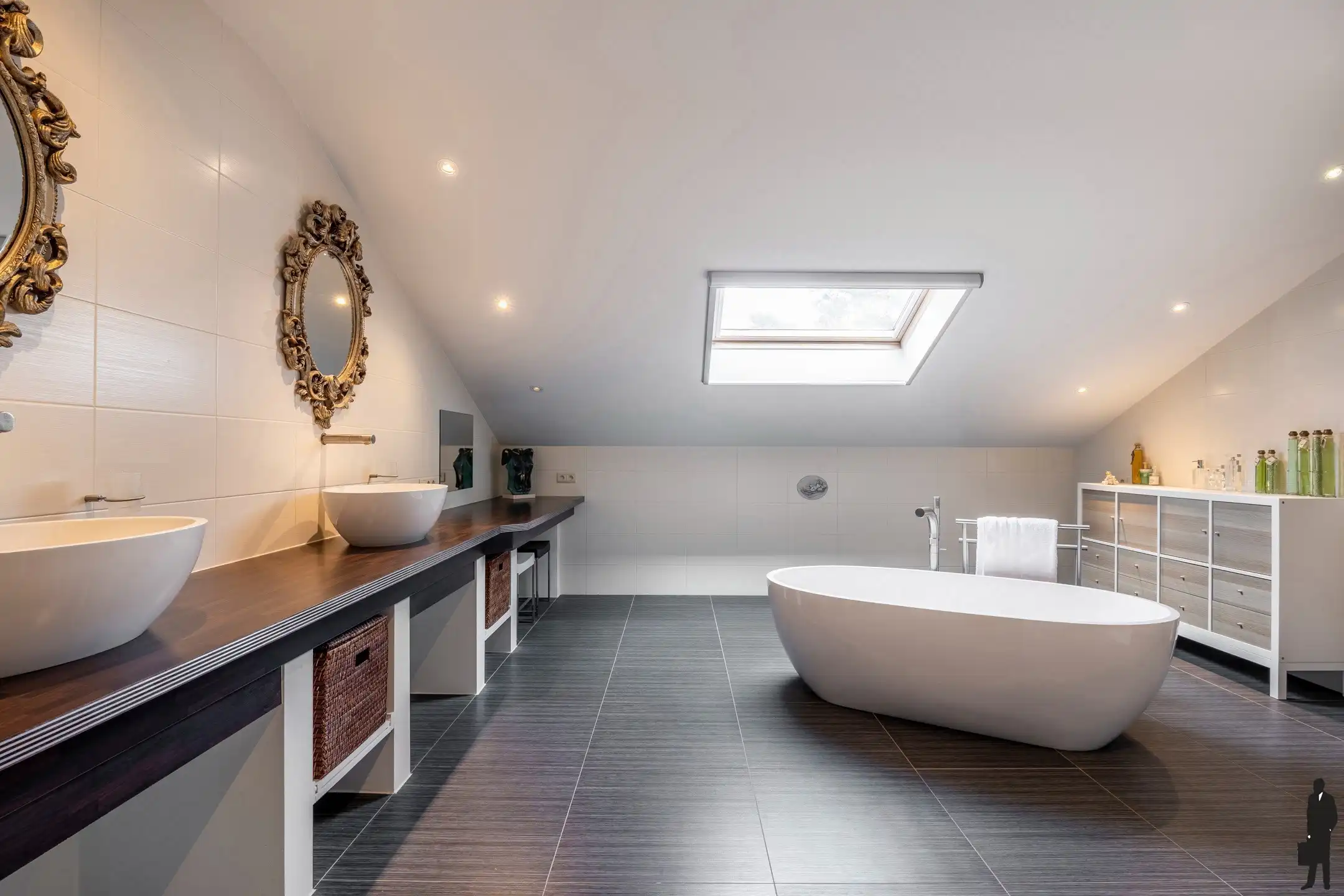 Riante villa (maar liefst 454m² woonopp.) vlakbij Nederland foto 13