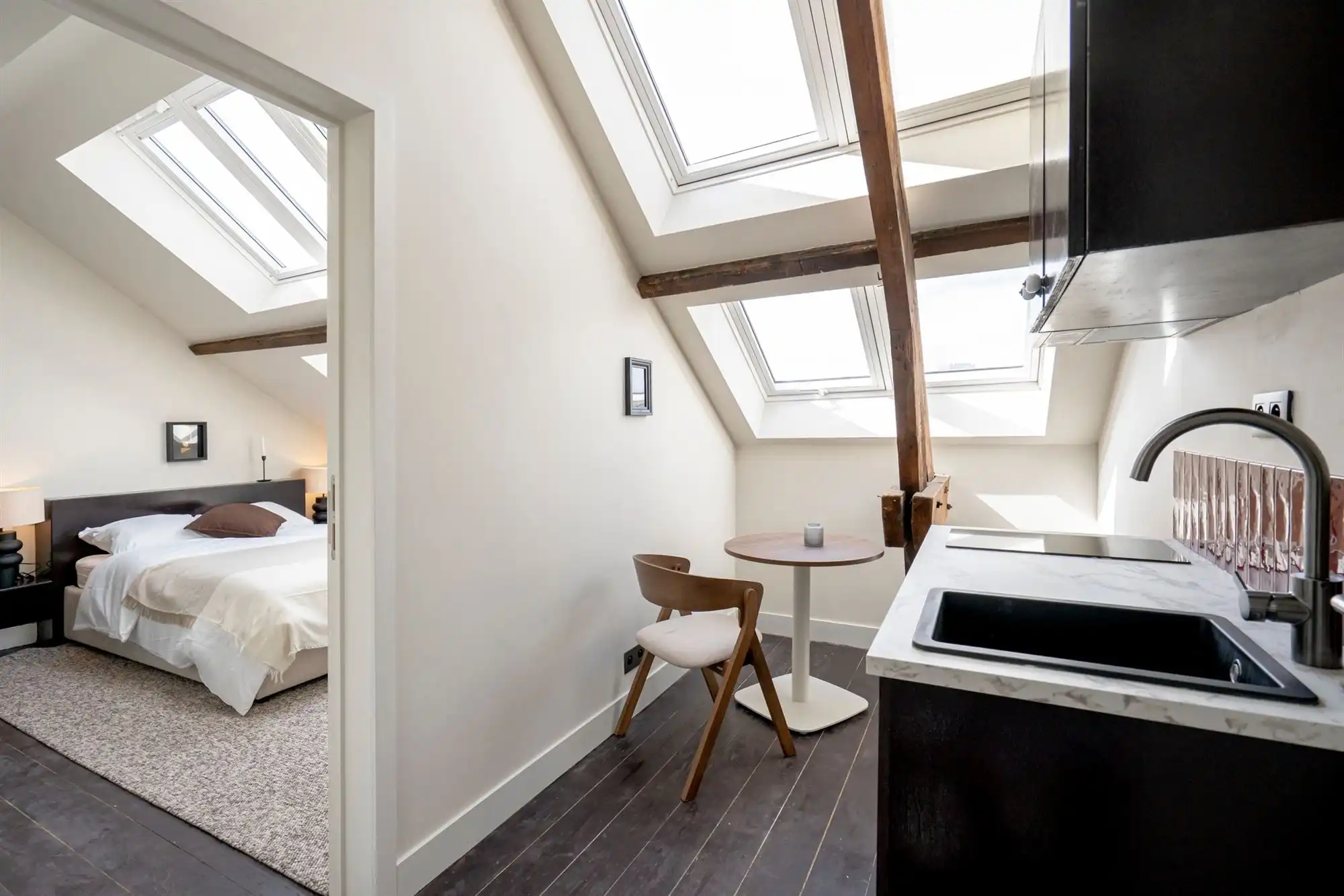 Stijlvolle all-in gemeubelde studio in hartje Antwerpen foto 5