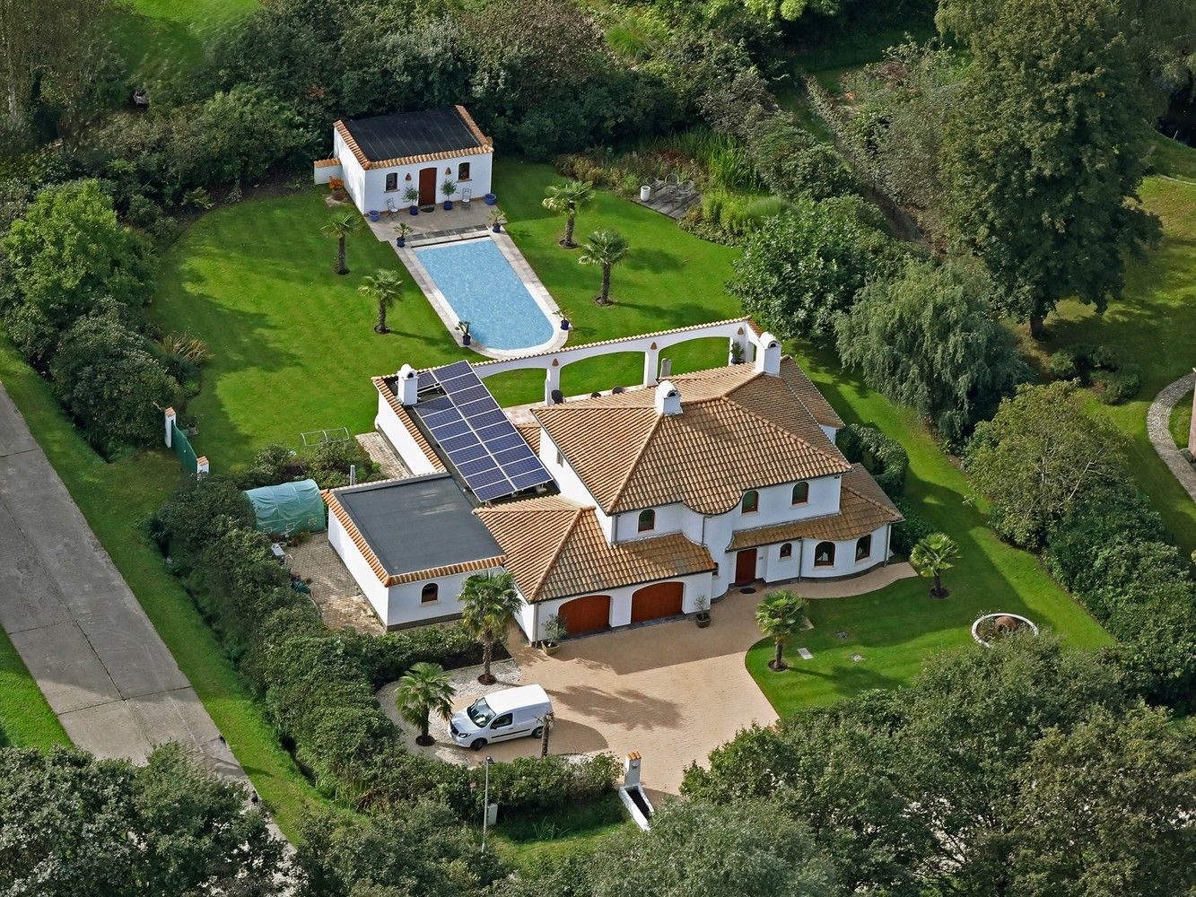 villa, rustig gelegen en gekaderd in een mooi verzorgde tuin voorzien van zwembad foto 22