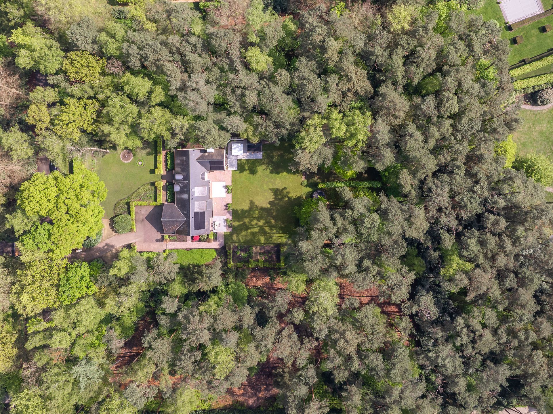 Stijlvolle villa met prachtige tuin op royaal perceel foto 38