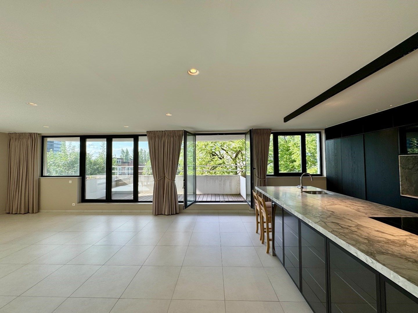 Luxueus appartement met panoramisch uitzicht in residentie Greentower foto 3