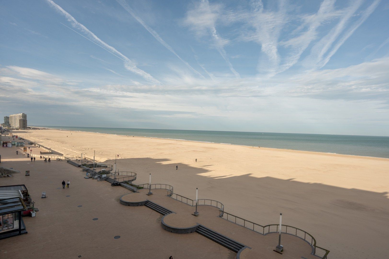 Centraal gelegen appartement met FRONTAAL ZEEZICHT foto 16