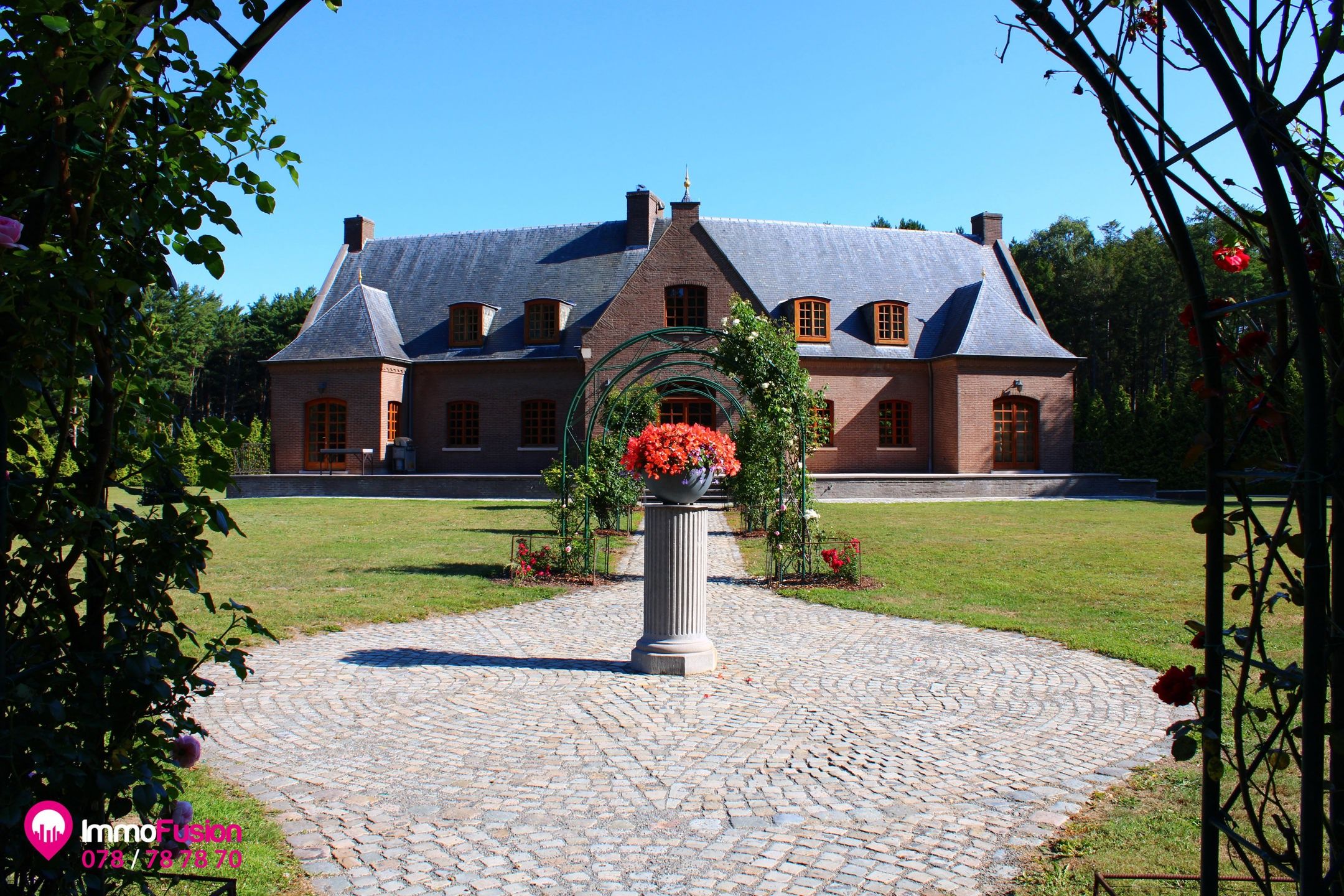 Unieke villa met bijgebouw, op ruim perceel van ca. 8.5 HA! foto 2
