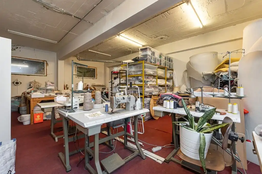 Magazijn met woning foto 10