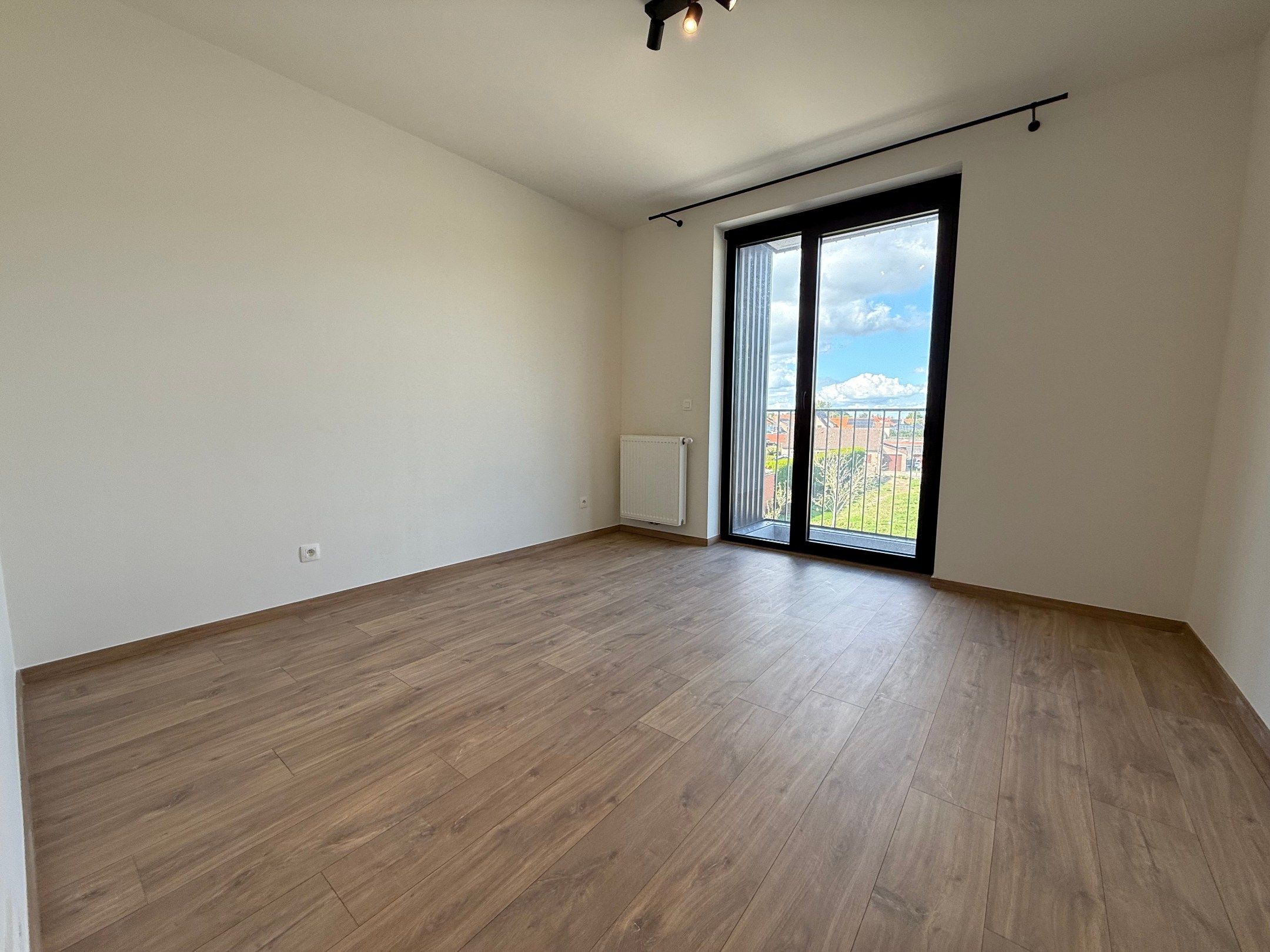 Hedendaags nieuwbouwappartement met 2 slaapkamers en terras op centrale ligging in Ooigem. foto 7