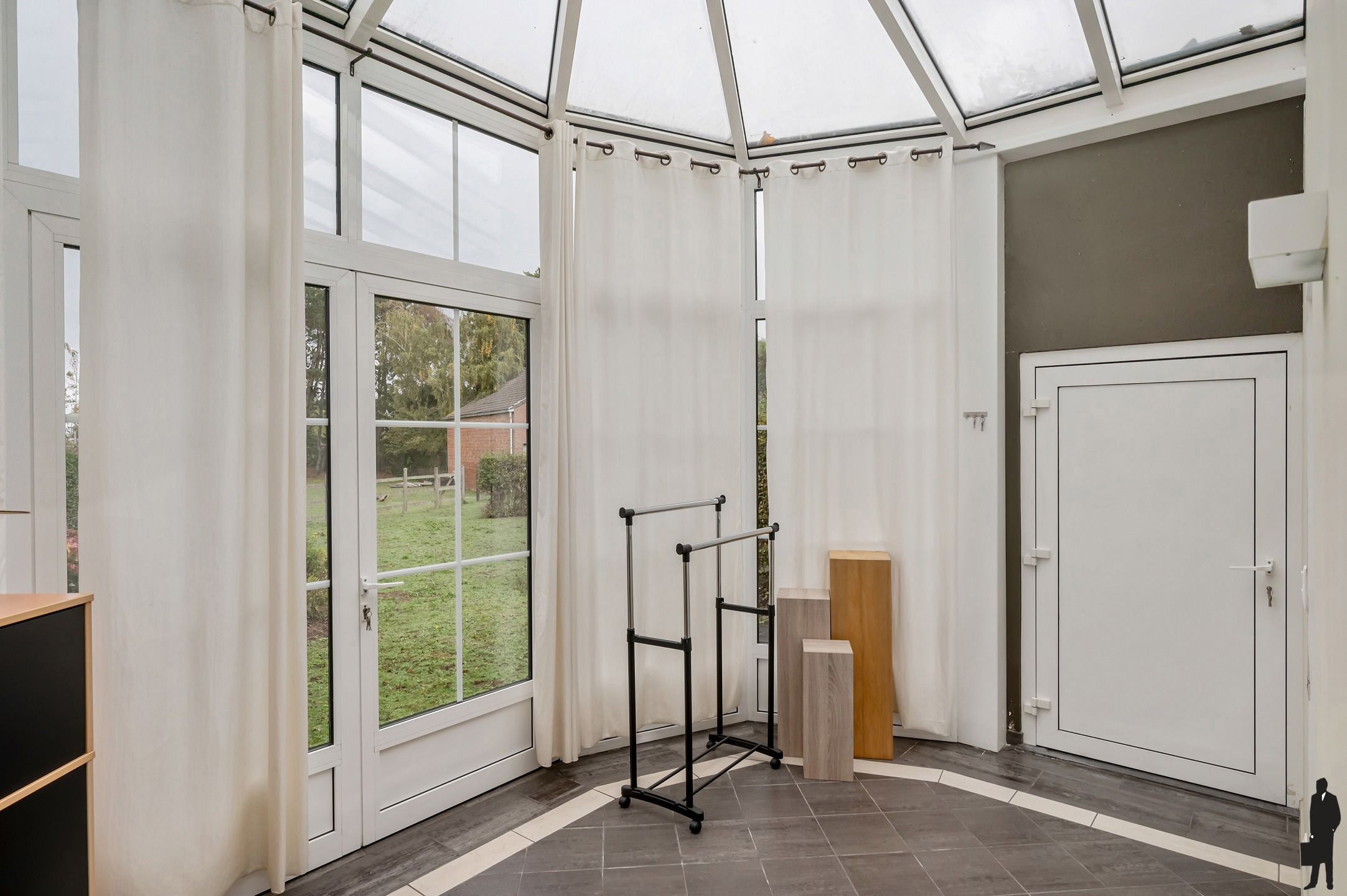 Deels gerenoveerde parel met mogelijkheden en weidegrond! foto 14