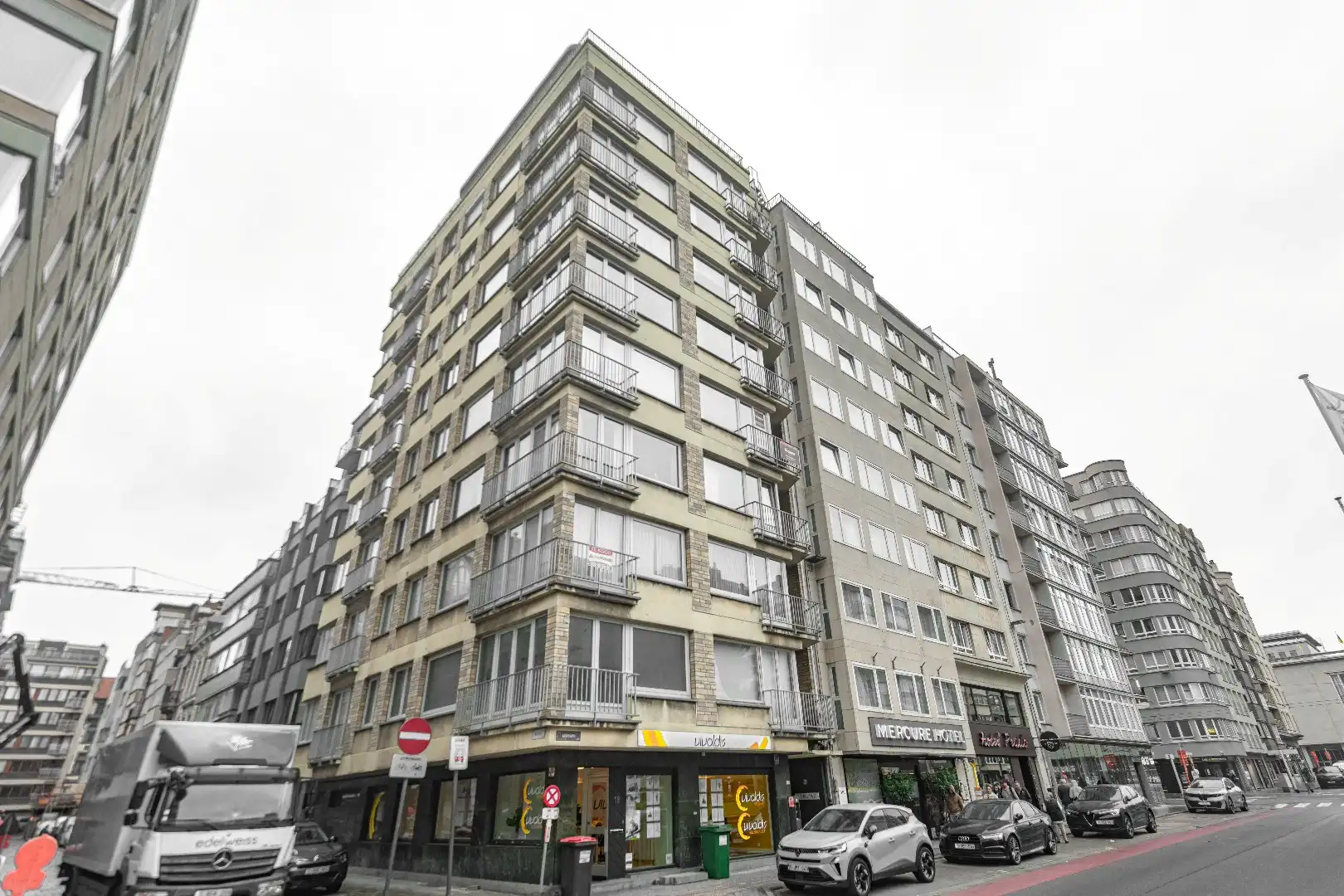 Vernieuwd luxueus appartement met 2 slaapkamers foto {{pictureIndex}}
