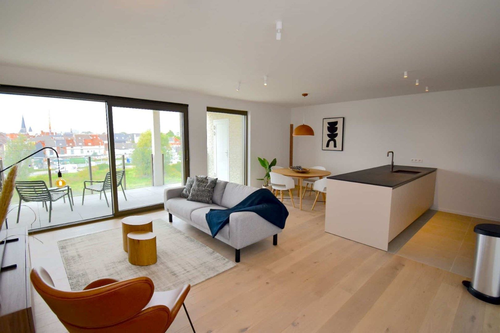 Volledig Ingericht 2 slaapkamerapp. met terras en staanplaats foto {{pictureIndex}}