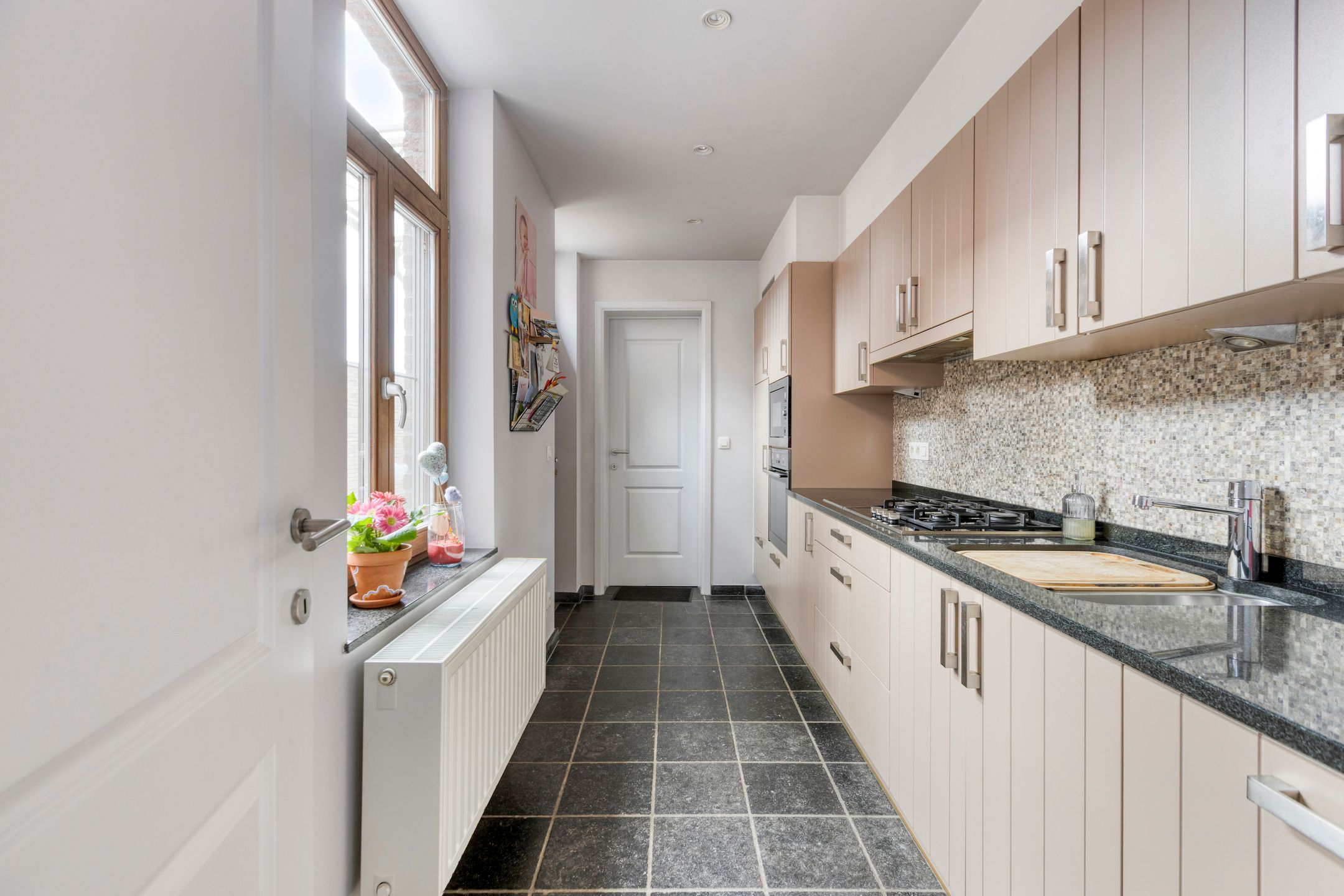 Gerenoveerde herenwoning met garage foto 9