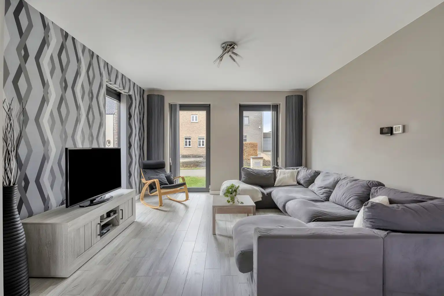 INSTAPKLARE WONING MET PRAKTIJKRUIMTE/BUREEL EN ZWEMBAD foto 13