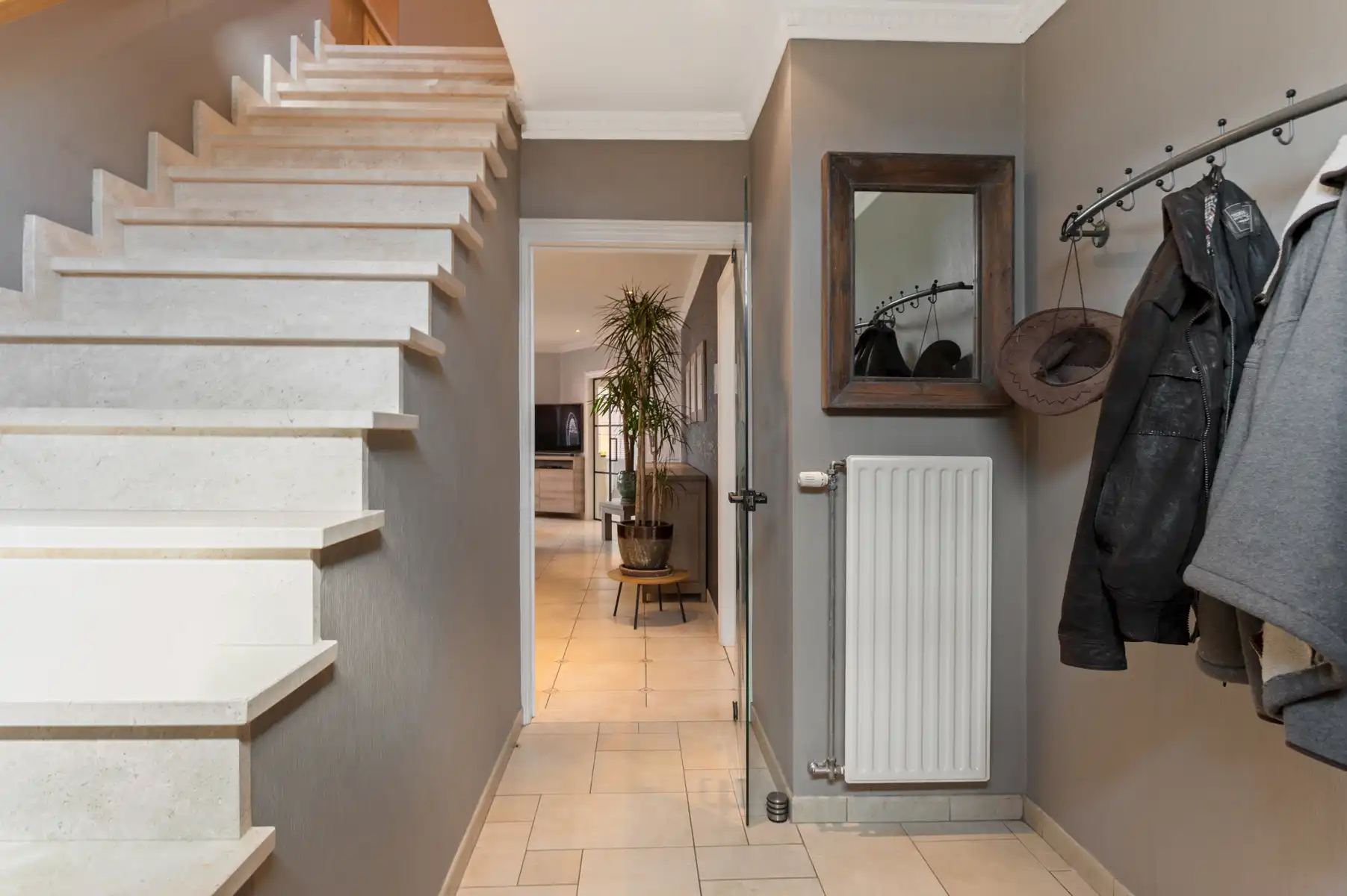 Ruime woning met 4 slpks, 2 bdks, garage en tuin foto 19