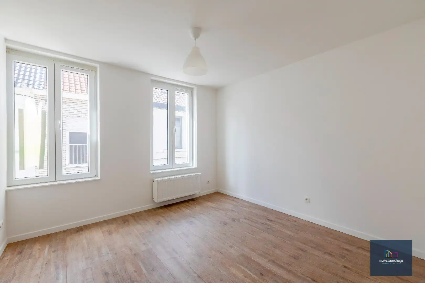 Instapklare gerenoveerde woning in rij met terras, tuin en garagebox foto 12