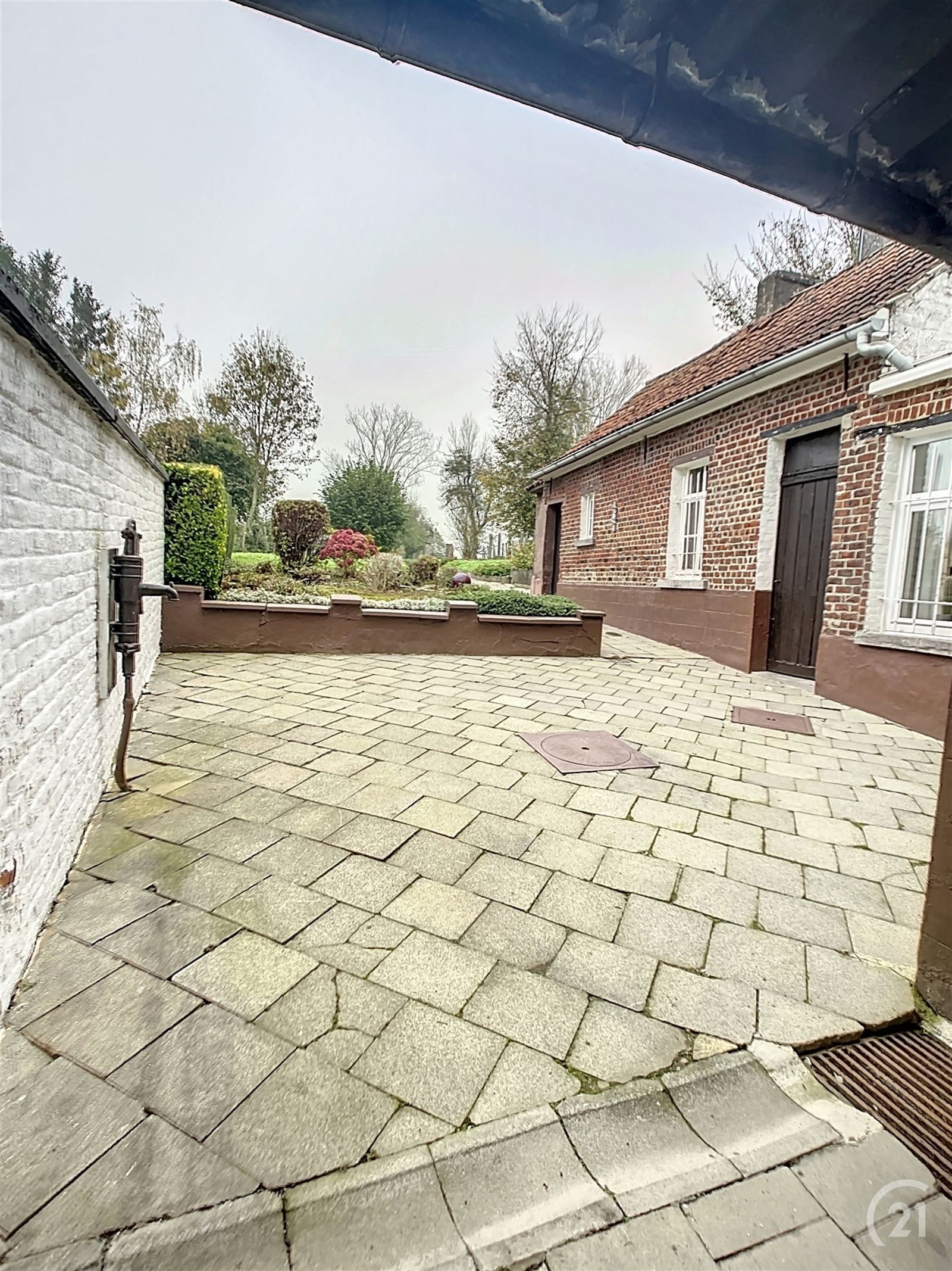 Te renoveren gezinswoning met tuin en weide op 35are40 foto 4