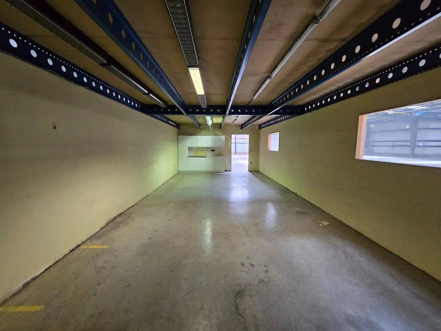 Ruime magazijn-/bedrijfsruimte van ca. 1.200 m² met 5 sectionaalpoorten en 3 laadkades op goed bereikbaar industrieterrein foto 30