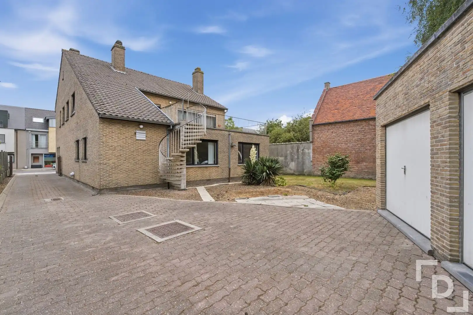 Ruim gebouw te koop met handelsruimte en appartement in Woumen. foto 46
