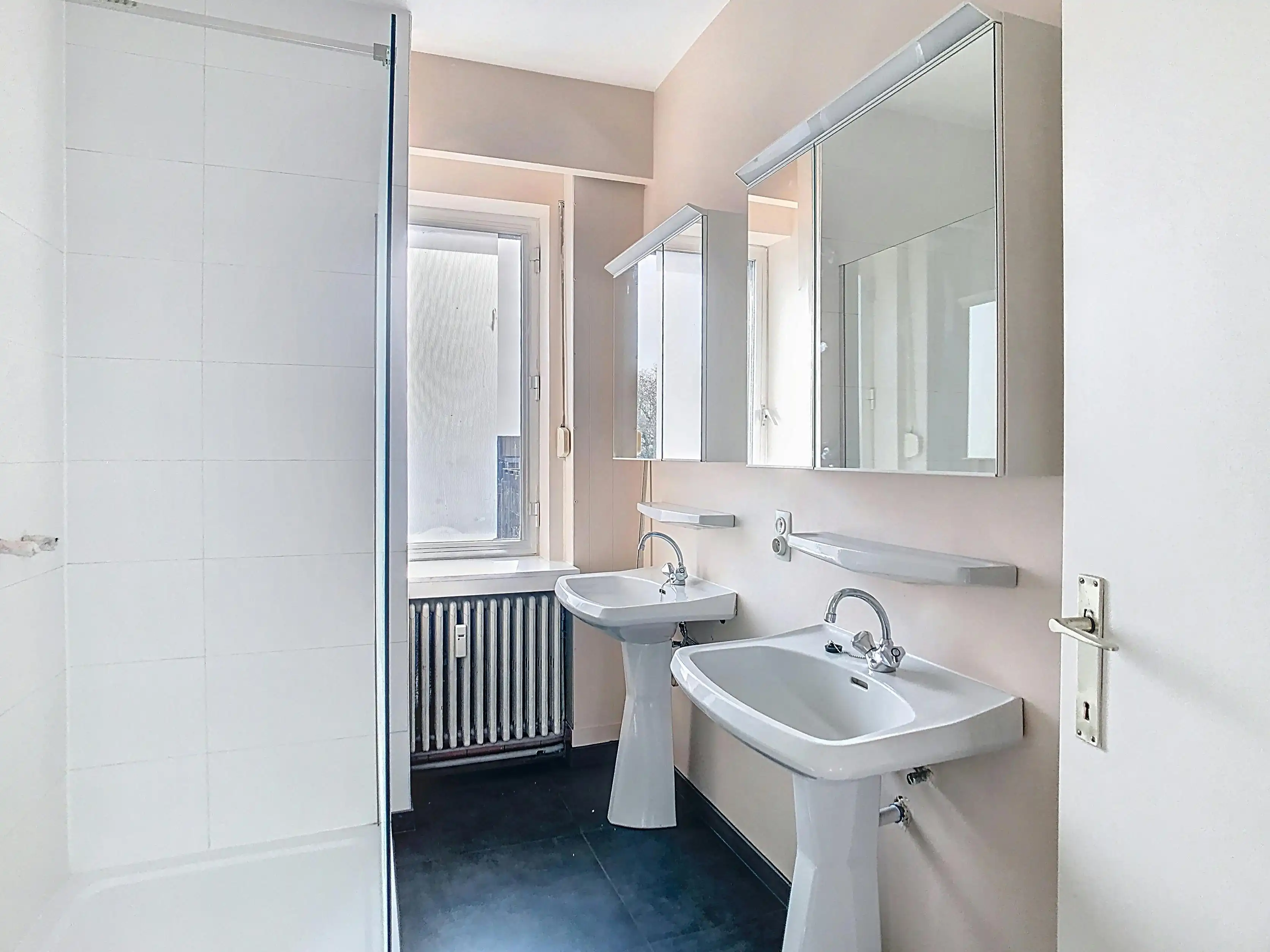 Lichtrijk en centraal gelegen ruim appartement met garage foto 9