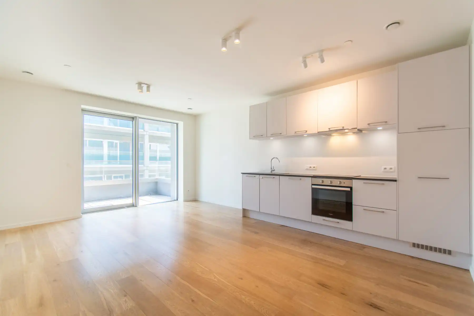 Gezellig gemeubeld 2-slaapkamer appartement met groot terras foto {{pictureIndex}}
