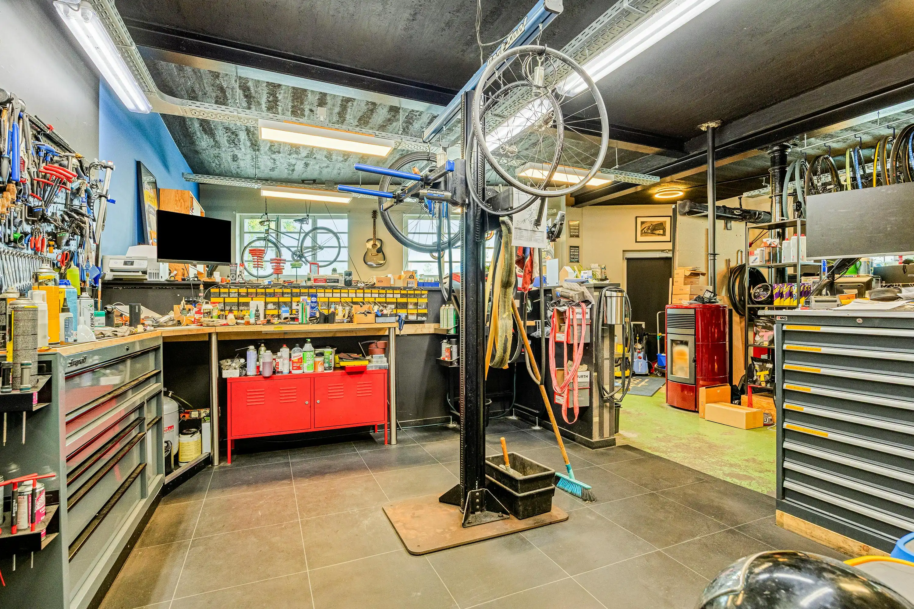 Veelzijdig eigendom met ruime woning, handelspand en magazijn foto 40