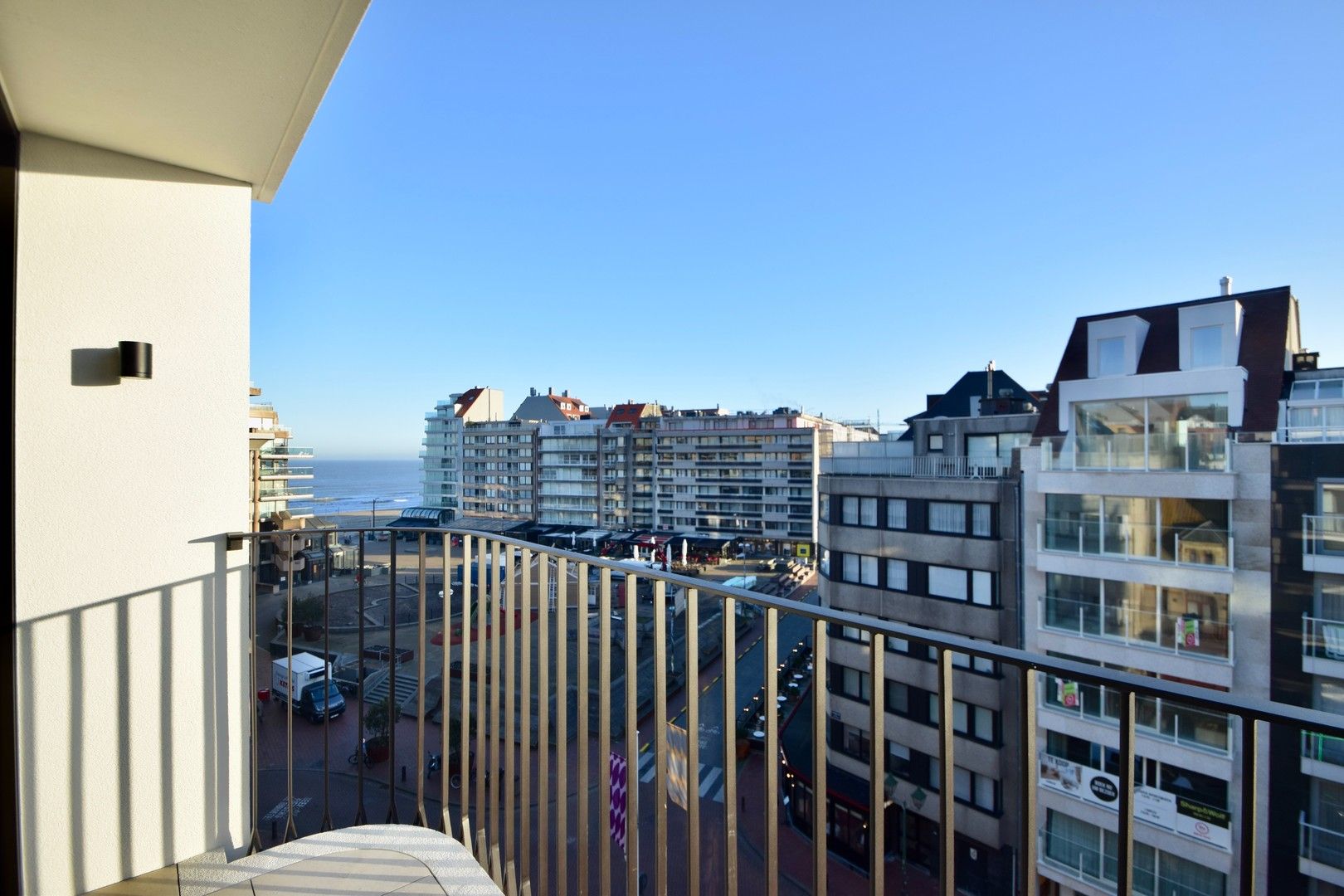 Prachtig nieuwbouw appartement met zijdelings zeezicht in het centrum van Knokke. foto 2