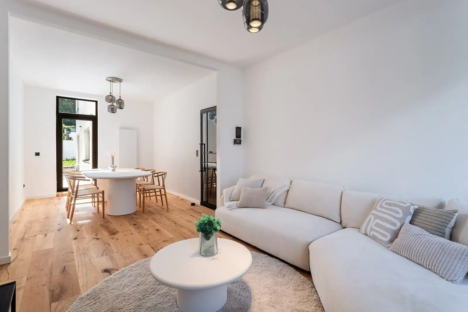 Volledig gerenoveerde, instapklare woning (196 m²) met 5 slaapkamers, moderne keuken & tuin foto 5