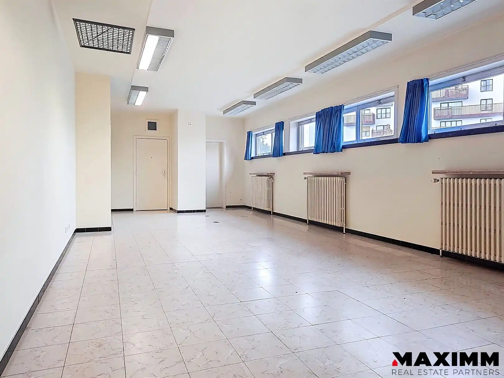 Commercieel gelegen hoekpand met parkingplein voor de deur foto 4