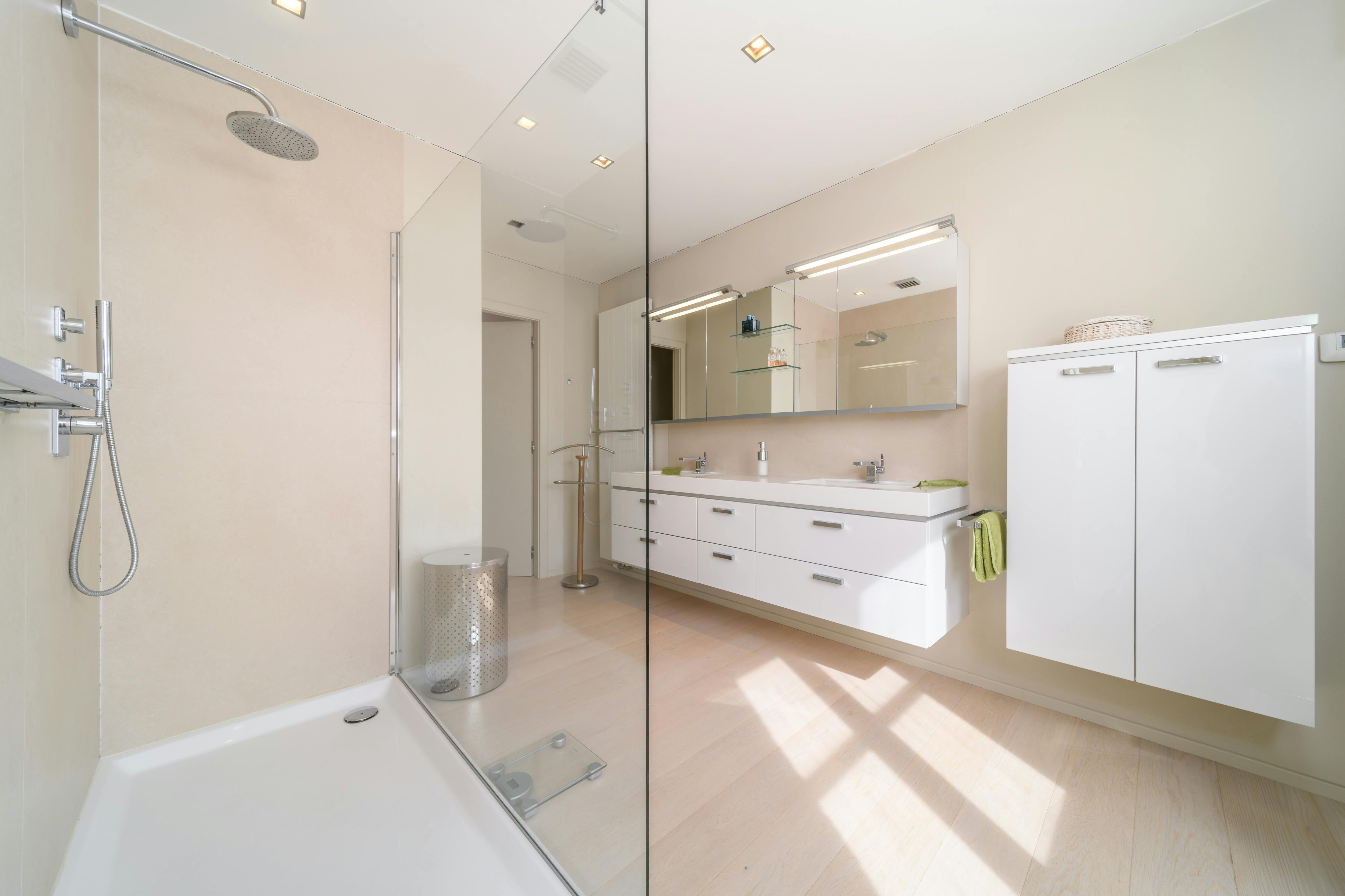 Herenhuis met ruime garage te koop in Izenberge. foto 9