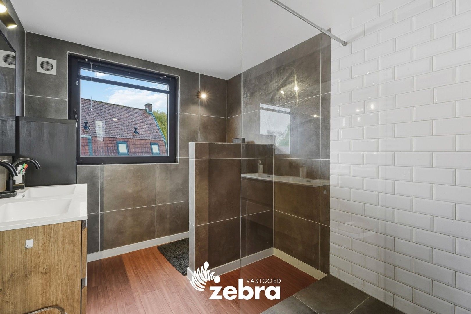 Instapklare gerenoveerde woning met tuin en dakterras te centrum Moorsele! foto 23