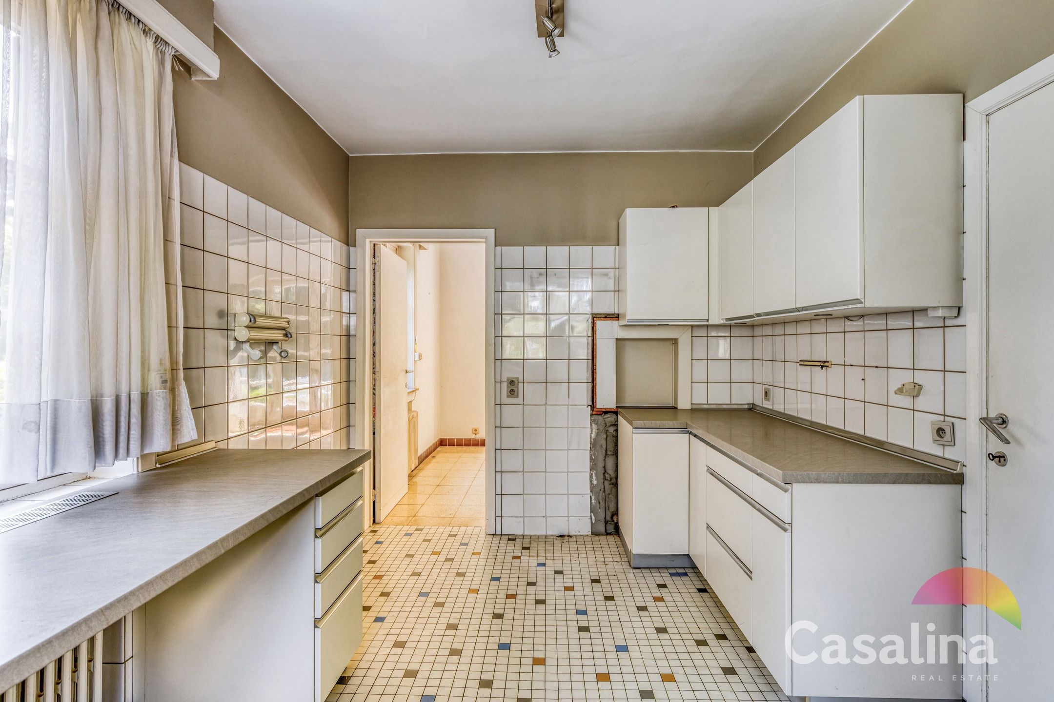 Te renoveren villa + bouwperceel in Kraainem foto 12