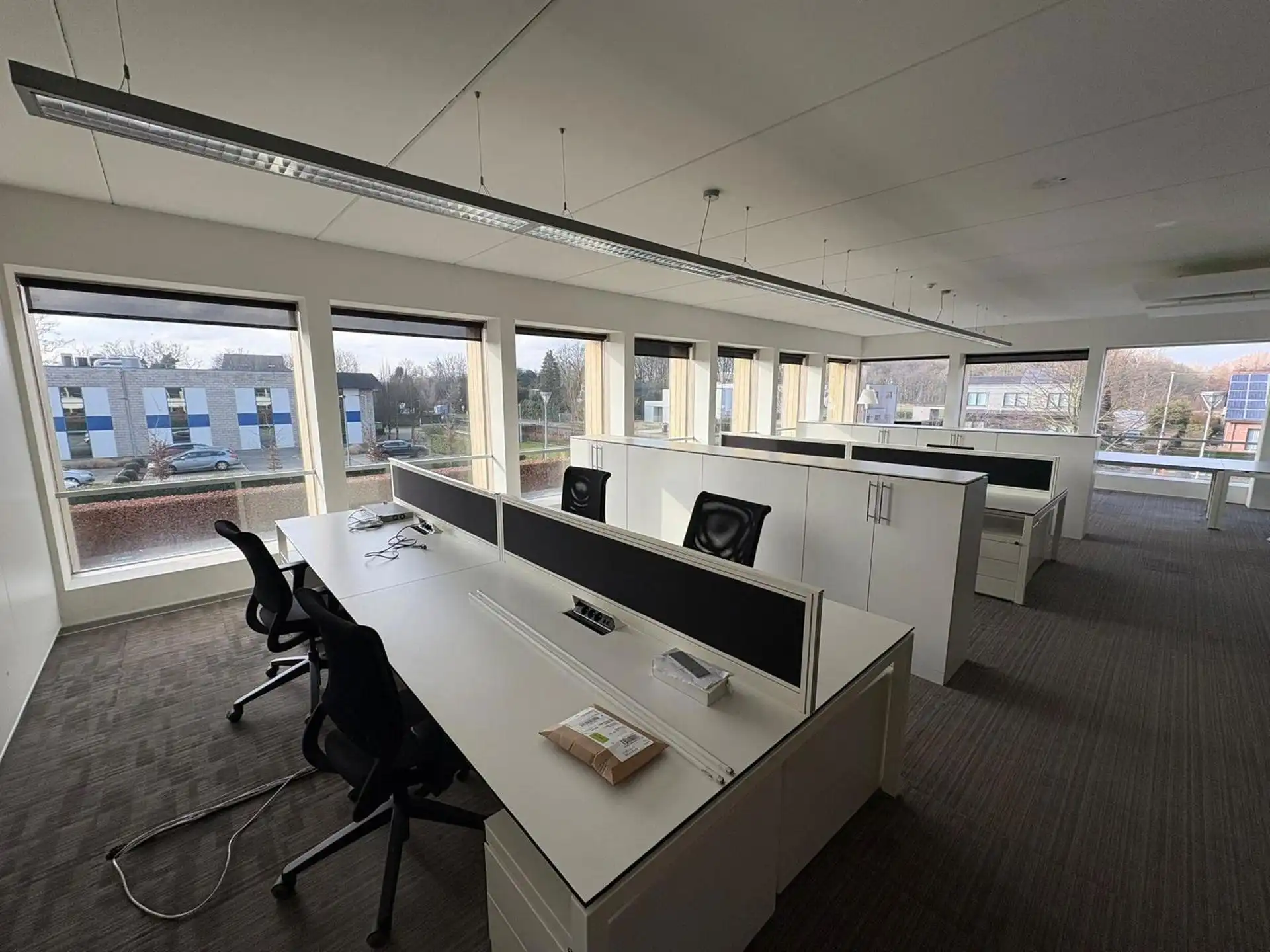 Instapklaar kantoor 622 m² met parking langs de E313 foto 3