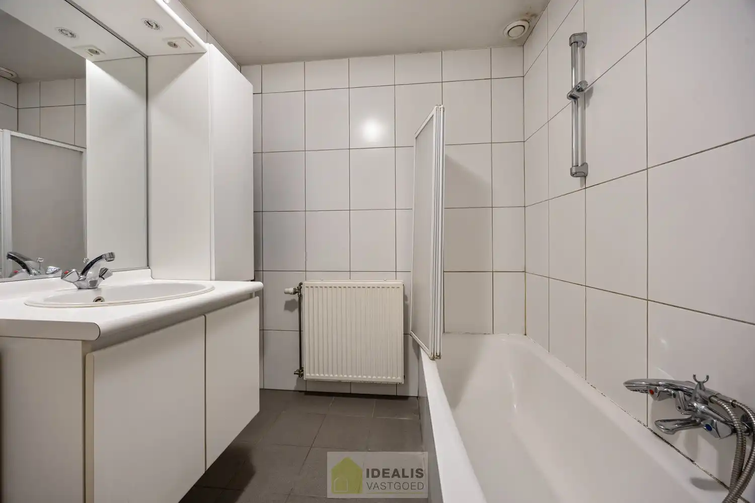 IDEALIS VASTGOED – KNAP APPARTEMENT GELEGEN OP UITERST CENTRALE LOCATIE TE OVERPELT, PELT. Dit knappe appartement met bouwjaar 2000 omvat een aangename ca.72m² en  biedt plaats aan een lichtrijke leefruimte met aansluitend goed onderhouden keuken, 2 knappe slaapkamers, badkamer en dakterras! Een fraai appartement, zeer geschikt voor kandidaten op zoek naar betaalbare woonruimte vlak bij het centrum van (Over)Pelt! foto 16