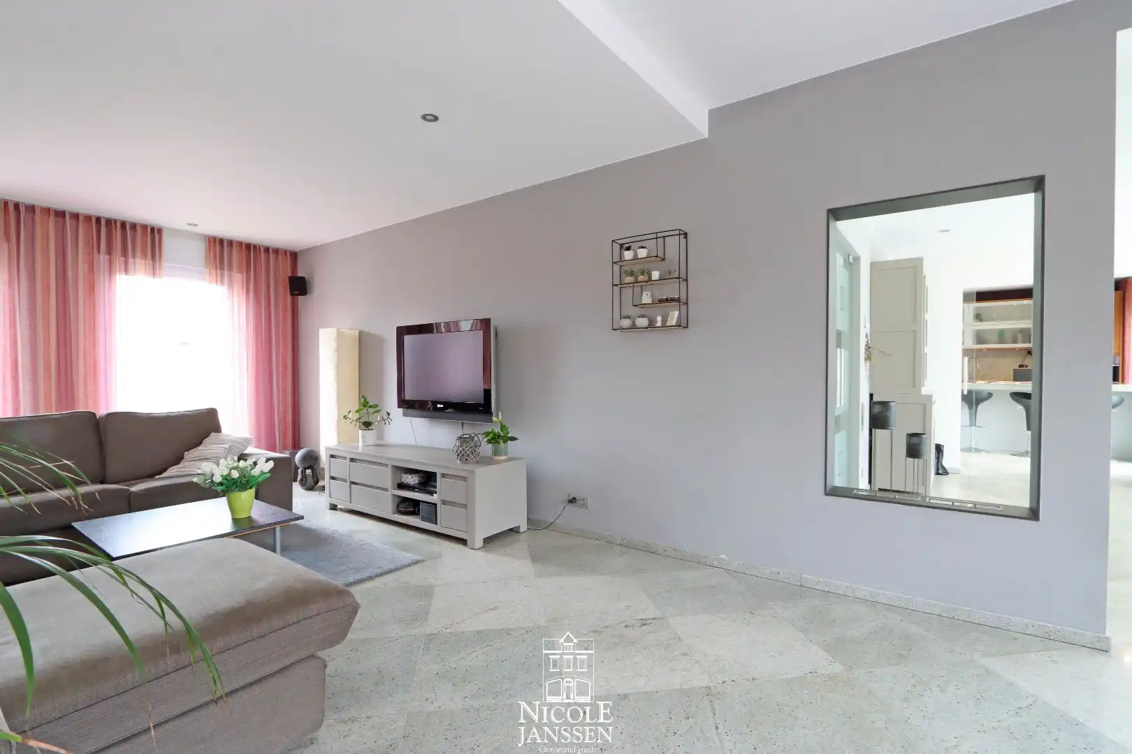 Vrijstaande ruime woning met dubbele garage en grote tuin met zwembad foto 8