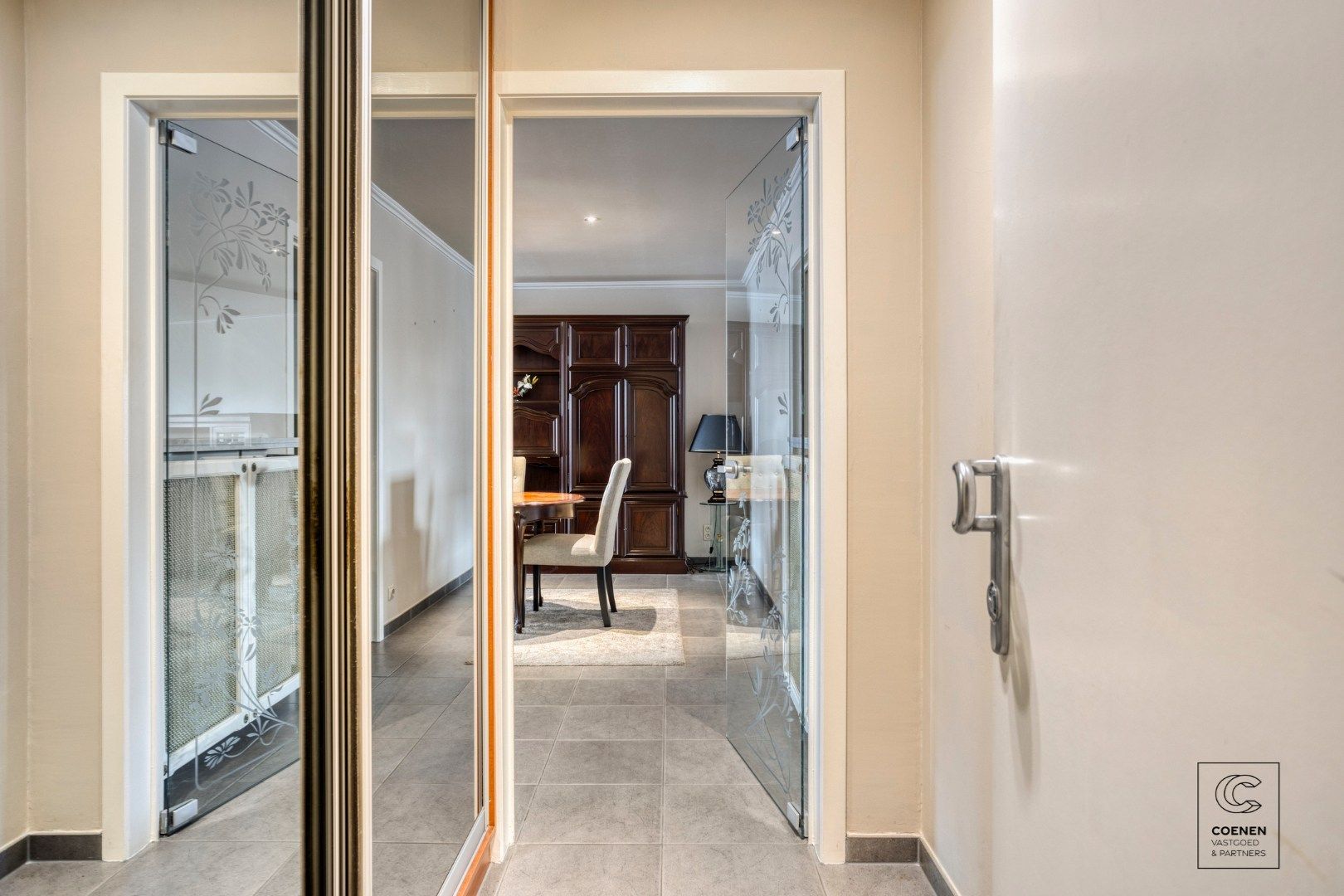 Instapklaar appartement van 124 m², 3 slpk's en terras op een toplocatie te Kontich! foto 5