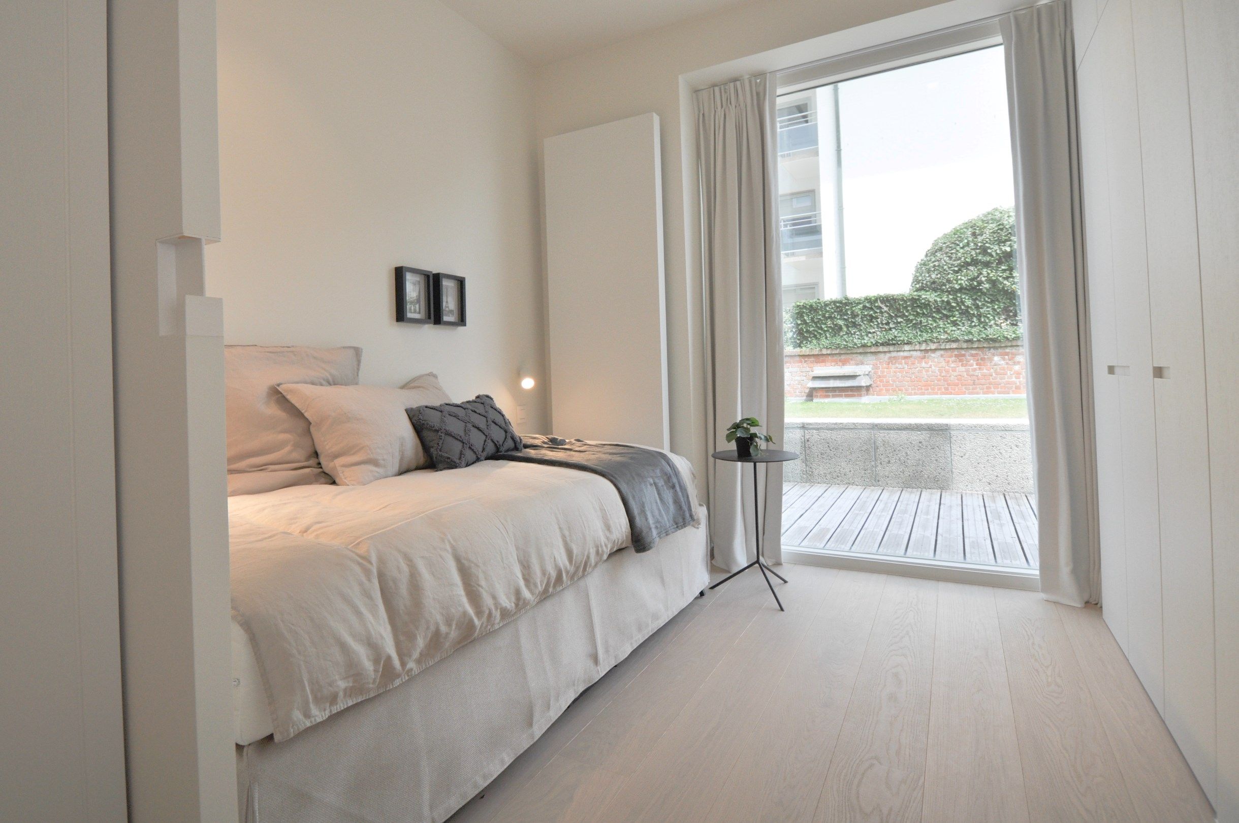 Volledig gerenoveerd hoek-appartement met een ruim zuid gericht terras gelegen aan de Zeedijk in het Zoute. foto 15