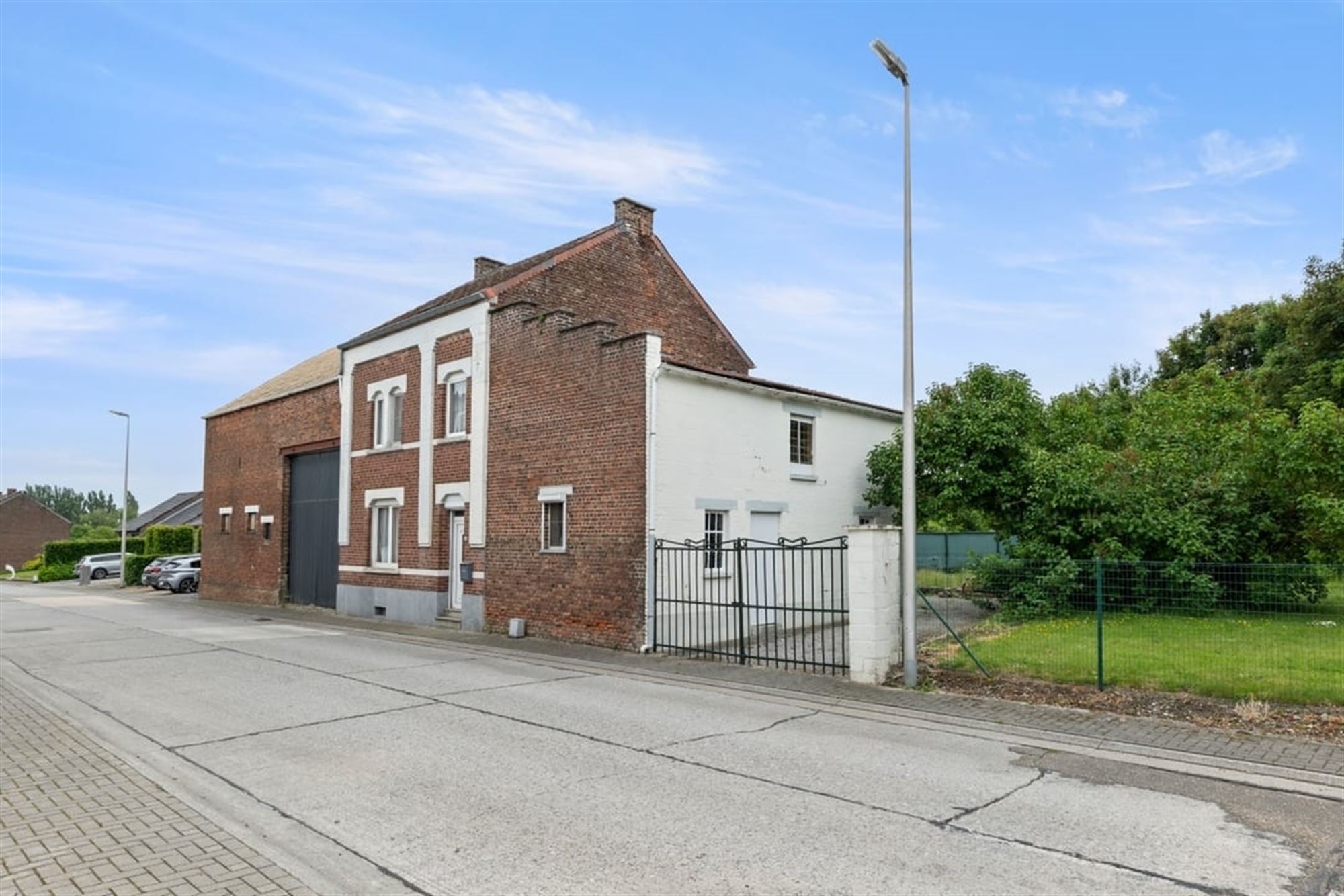 TE RENOVEREN GEZINSWONING MET LOODS IN HET LANDELIJKE GINGELOM  foto 4