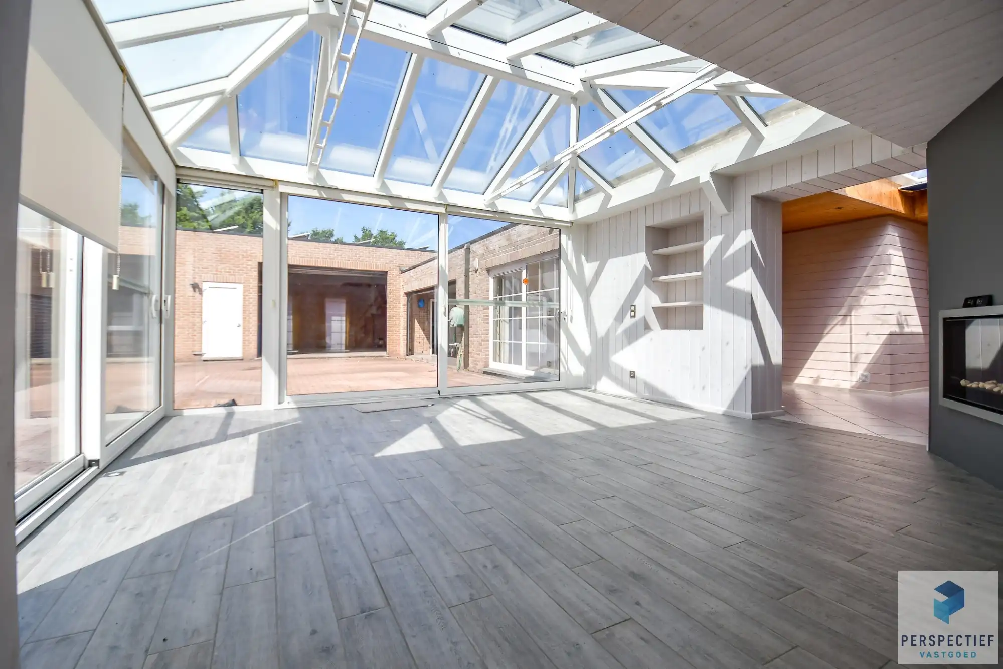 Unieke villa met dubbele garage en opslagplaats/ loods in rustige omgeving foto 9