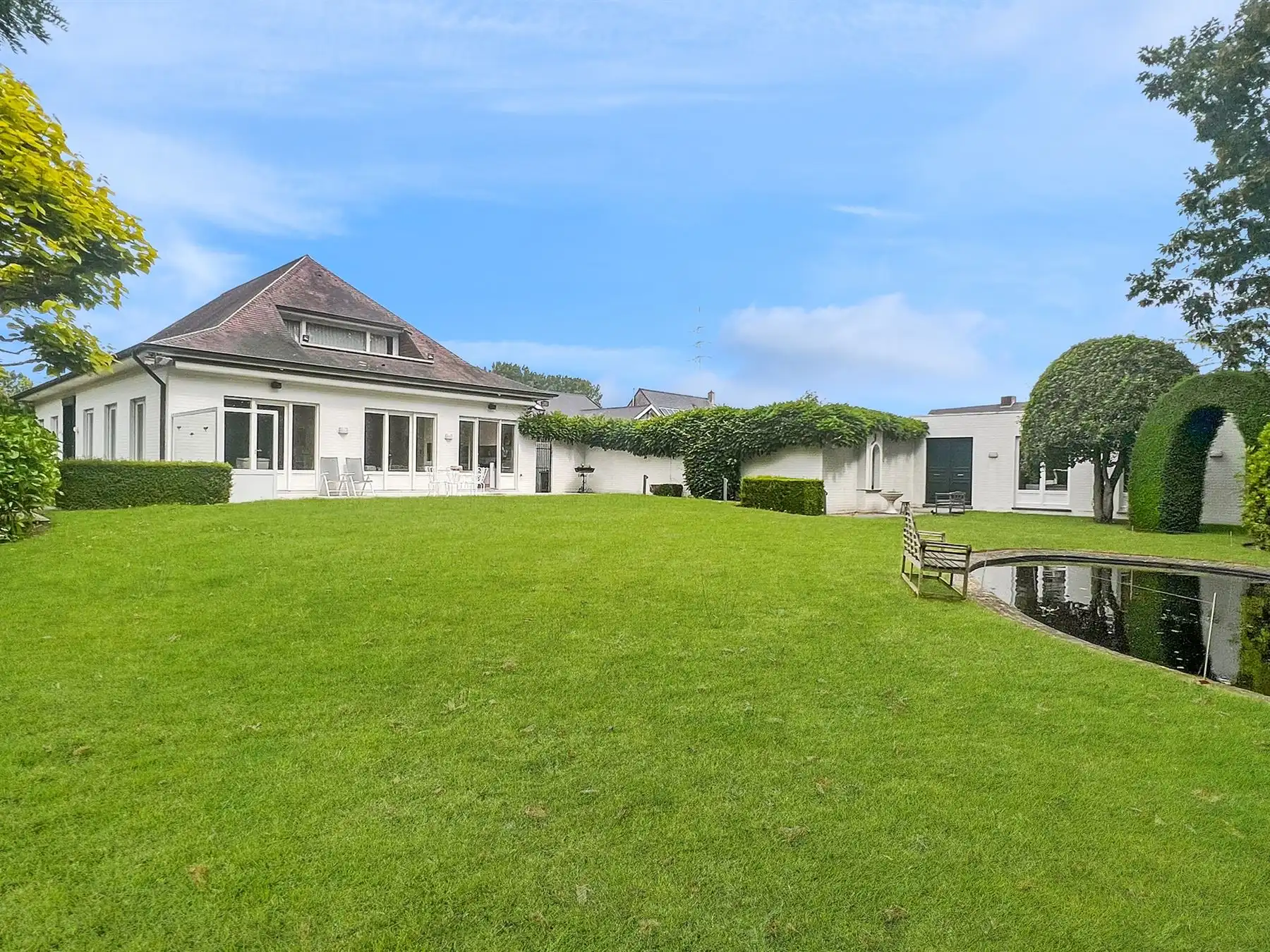 Karaktervolle villa met bijgebouwen foto 14