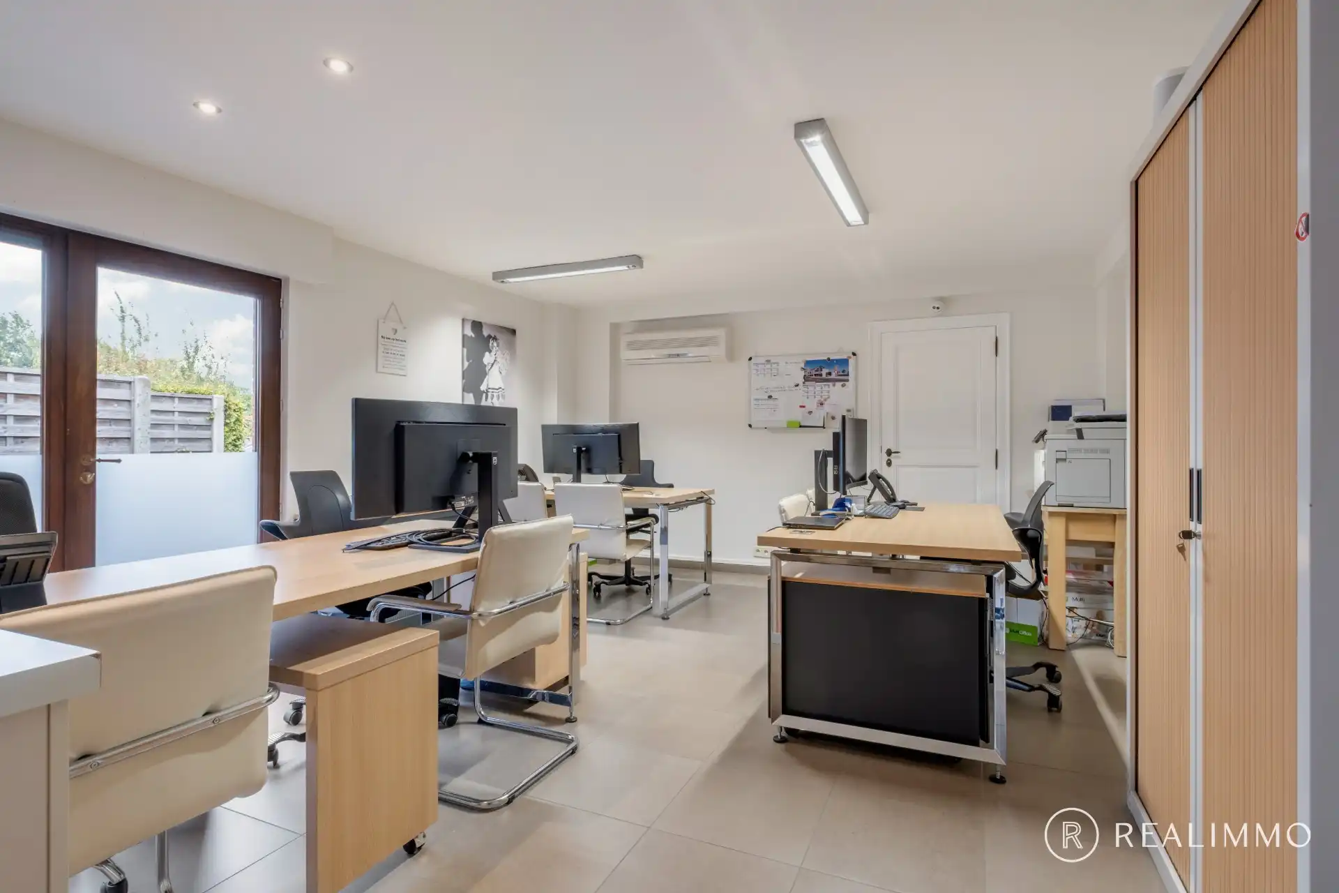 Ruime en veelzijdige handelsruimte met sterke zichtbaarheid in regio Waregem foto 8