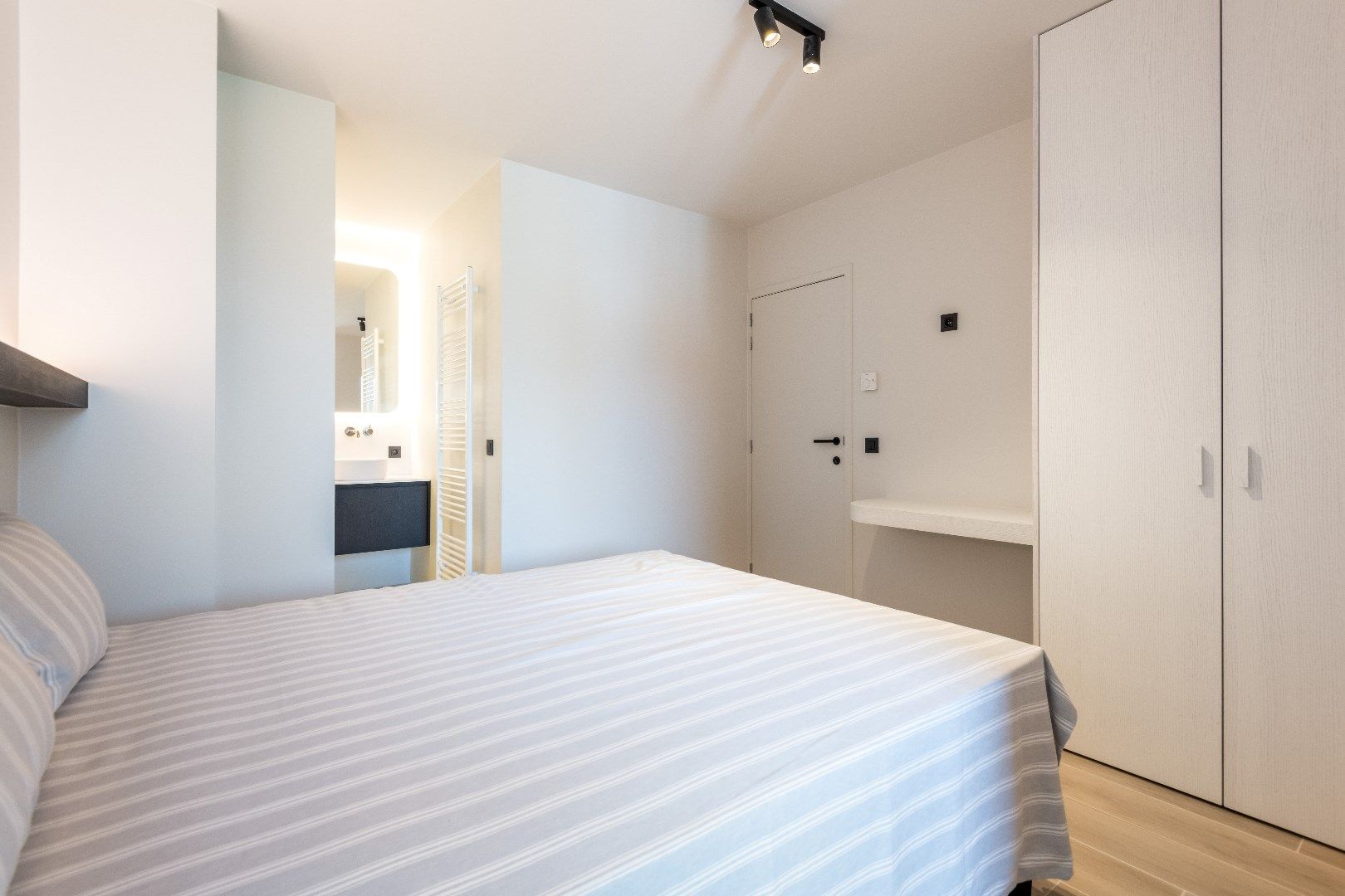 Nieuwbouw koppelvilla dichtbij het centrum van Knokke en op wandelafstand van het strand foto 17