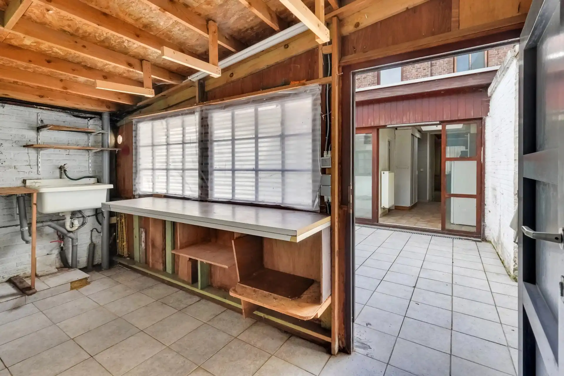 Op te knappen stadwoning op goede locatie foto 18